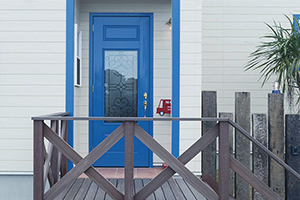 ノースアメリカな青の玄関ドアを採用